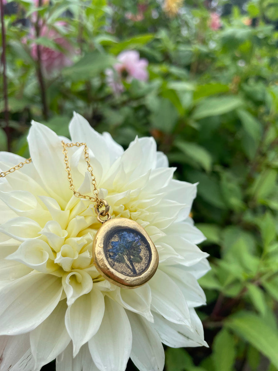 Crest forget-me-not necklace