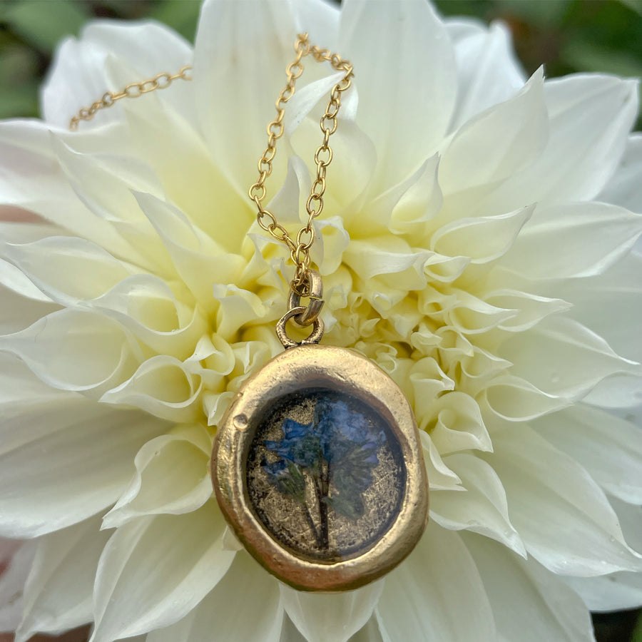 Crest forget-me-not necklace